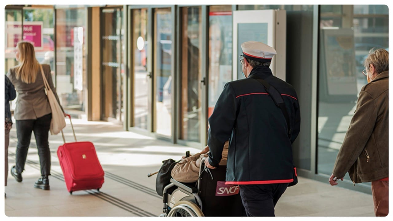 Assistance from an SNCF Gares & Connexions agent to a person with reduced mobility