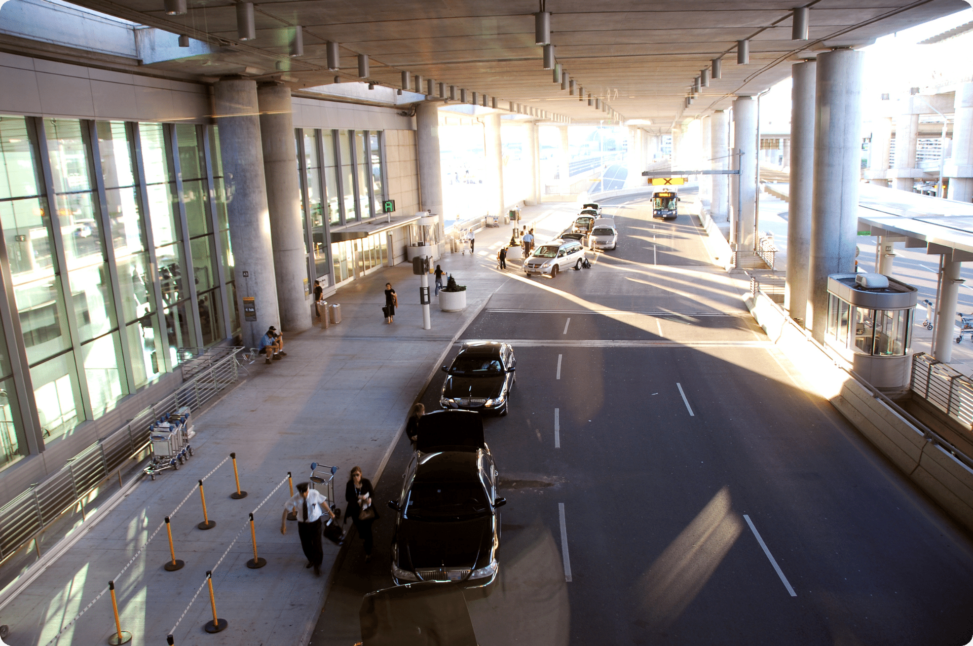 Image of airport curbside arrivals for pickups. Enhance curbside operations with lidar technology